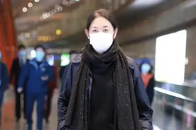 61岁倪萍真赶时髦，穿蓝色长风衣配围巾走机场，比老年人会穿图片