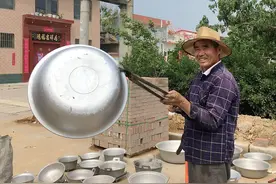 60岁大叔独自走南闯北倒铝锅，不到农忙不回家，最贵的锅300多图片