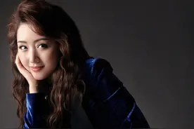 48岁杨钰莹只因烫了羊毛卷，穿丝绒连体裤气场全开，时尚又减龄图片