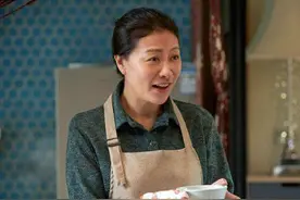 岳红：28岁当单亲妈妈，今演戏精婆婆翻红，女儿被张嘉译力捧图片
