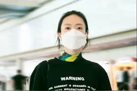 童瑶美得高调，黑T恤配“花花”打底，裤腿“开缝”走抢镜路线图片