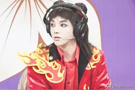 华晨宇终于“放开了”，穿“姨妈红”衬衫上节目，看到丸子头我服图片