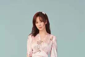杨紫穿“睡裙”凹造型，绸缎面料太顺滑，小V领更有女人味图片