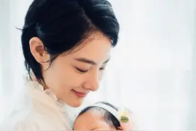 刘璇首晒二胎女儿正脸照！趴在妈妈怀中超乖巧，一家相拥太温馨图片