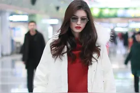 令人惊喜的圣诞dresscode 超模何穗红白配居然不土气，很时髦图片