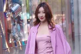 别人纽扣在前边, 她非要系“腰上”, 真当自己是“皇后”?图片
