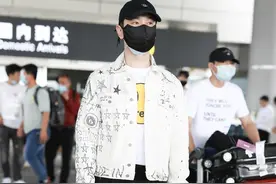 黄晓明这款“五角星”牛仔衫真帅！搭配白T恤+黑色束脚裤，真有品图片