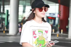 梅婷的机场穿搭越来越年轻，穿T恤配牛仔喇叭裤，减龄不止一点点图片