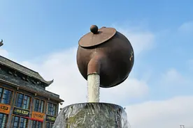 在半空的“悬空茶壶”火了，水流不断，令外国游客十分震惊图片
