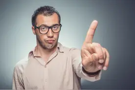 “我干了您随意”：这是酒桌上最蠢的敬酒词！高情商的人会这样说图片