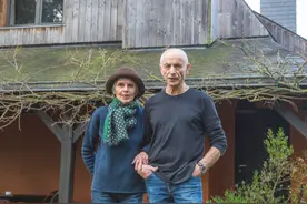 她让最穷和最富的人同住一条街，真实生活照抛到网上，对比太扎心图片