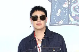 潘玮柏一身工装帅气满满，笑容很甜很加分，对自己的人形牌很称赞图片