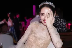 女星婚礼上戴的冠冕，Angelababy的古董孤品、唐嫣的鸢尾花冠图片