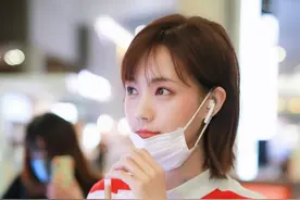 李一桐现身北京，一举一动清纯甜美可爱软萌，演过古灵精怪的黄蓉图片
