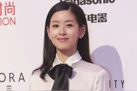章泽天穿衣有品，白色长袖绸缎衬衫搭配半身裙，具备女性全部气质图片