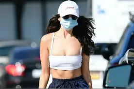 甜茶被拍成1米5，女友艾莎内衣外穿秀火辣身材，网友：腹肌好美图片