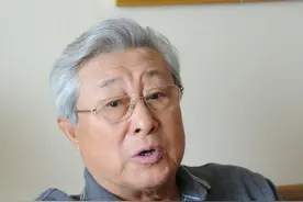 王心刚晚年真时髦，头发花白还梳大背头，西装配金丝眼镜儒雅精神图片