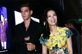 邓文迪弟弟：被重男轻女的父母宠爱长大，全家靠姐姐实现阶层跨越图片