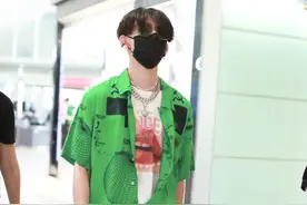 王琳凯现身机场，绿色外套搭配白色内搭，耐克鞋子街头潮酷风图片