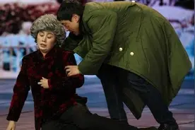 故事：孩子骑车撞到老太太，去医院的路上她打了个电话，让人诧异图片