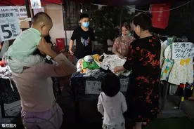 壕！重庆拿出1万平米免费摆摊，臭豆腐摊8点就卖断货图片