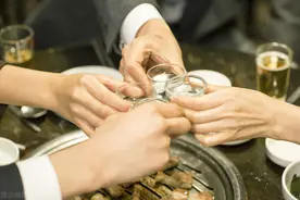 酒桌文化，敬酒顺序错误容易得罪人，这样敬酒合理不得罪人图片
