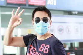 蔡国庆真是元气满满的哥哥！机场手高高举起，不停做Pose打招呼图片