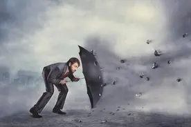职场人懂得伺机而动，否则能力越强越被打压，这就是现实图片