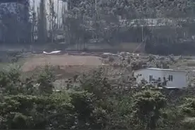 福建一炼油厂突发大火 目击者：一波爆炸后燃起明火图片