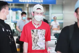 年轻就是资本！21岁的王琳凯现身机场，青春洋溢的样子好帅气图片
