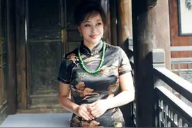 刘晓庆穿旗袍太惊艳，一袭修身旗袍配祖母绿项链，尽显古典美图片