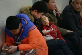 10岁小孩手机瘾太重，一次次阻止失败，父亲绝望大哭图片
