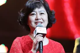 鞠萍姐姐胖得优雅，穿红色蕾丝配黑裙端庄大方，好气质和身材无关图片