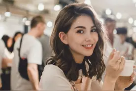 昆凌扎高马尾戴墨镜酷劲足 穿廓形西装秀修长美腿图片