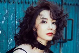 43岁陈数疯了吧！穿西装半遮半掩拍写真好妩媚，靠墙站更撩人了图片