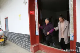 40多岁妇女在家养12头母猪，能年入30万，供两个高校学生读书图片