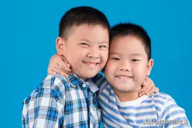 亲情隔阂：从小就和弟弟不亲，两个人也没话题，该怎么改善？图片