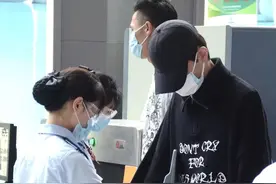 丁禹兮一袭黑色现身机场，181的个子很抢镜，颜值和魅力并存图片