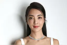 曹格妻子吴速玲，穿白色“开胃裙”拍写真，生俩娃身材依然丰盈图片