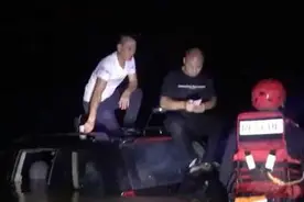突发！一辆外地车在桂林被导航带进水沟！4人被困在车顶图片