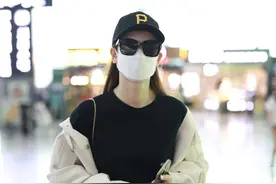戚薇现身机场，戴着墨镜气质尽显，卡其色的短裤玩下体失踪图片