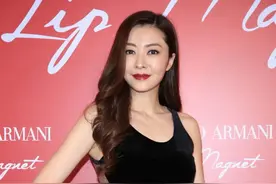 熊黛林不像奔四的人，穿黑裙子也要玩时尚花样，加点亮片好惹眼图片