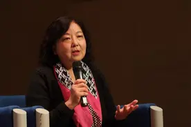 武汉敲锣女怒怼方方，称其是拖她下水，反遭方方粉丝围攻至封号图片