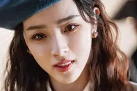 被34岁李思思美到了，戴贝雷帽变身“韩剧女主角”，哪像俩娃妈妈图片