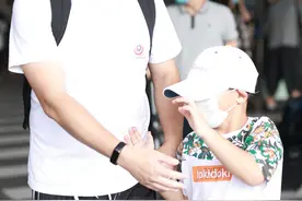 沙溢带着小鱼儿现身机场，小鱼儿拉着爸爸手，好乖巧的样子图片