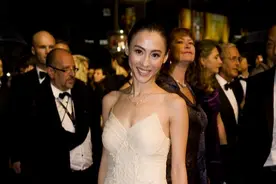 张柏芝到国外美翻了，穿米白色吊带连衣裙走红毯，美成全场焦点图片