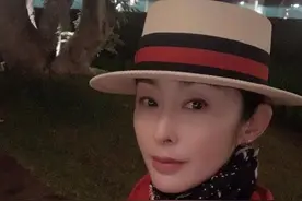 52岁张敏被疑整容？硬气下颌骨不见变瓜子脸，现沦落做直播带货图片