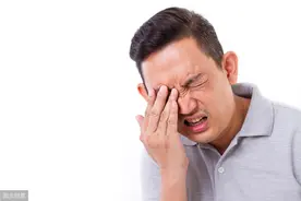 男子睡前玩手机，眼睛突然短暂失明！医生送你一套“玩手机宝典”图片