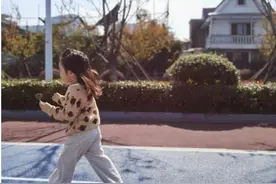 39岁朱丹罕晒大女儿，穿2百元鞋子太朴素！意外曝光豪宅外景图片