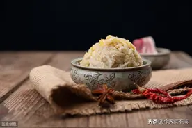 酸菜汆白肉这道东北菜，什么时候都是东北人心底的最爱，割舍不了图片